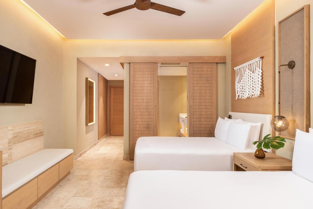 Double Junior Suite with Tropical View