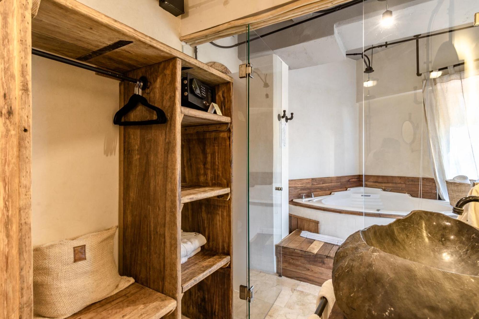 Master Suite Jacuzzi Balcony City Views