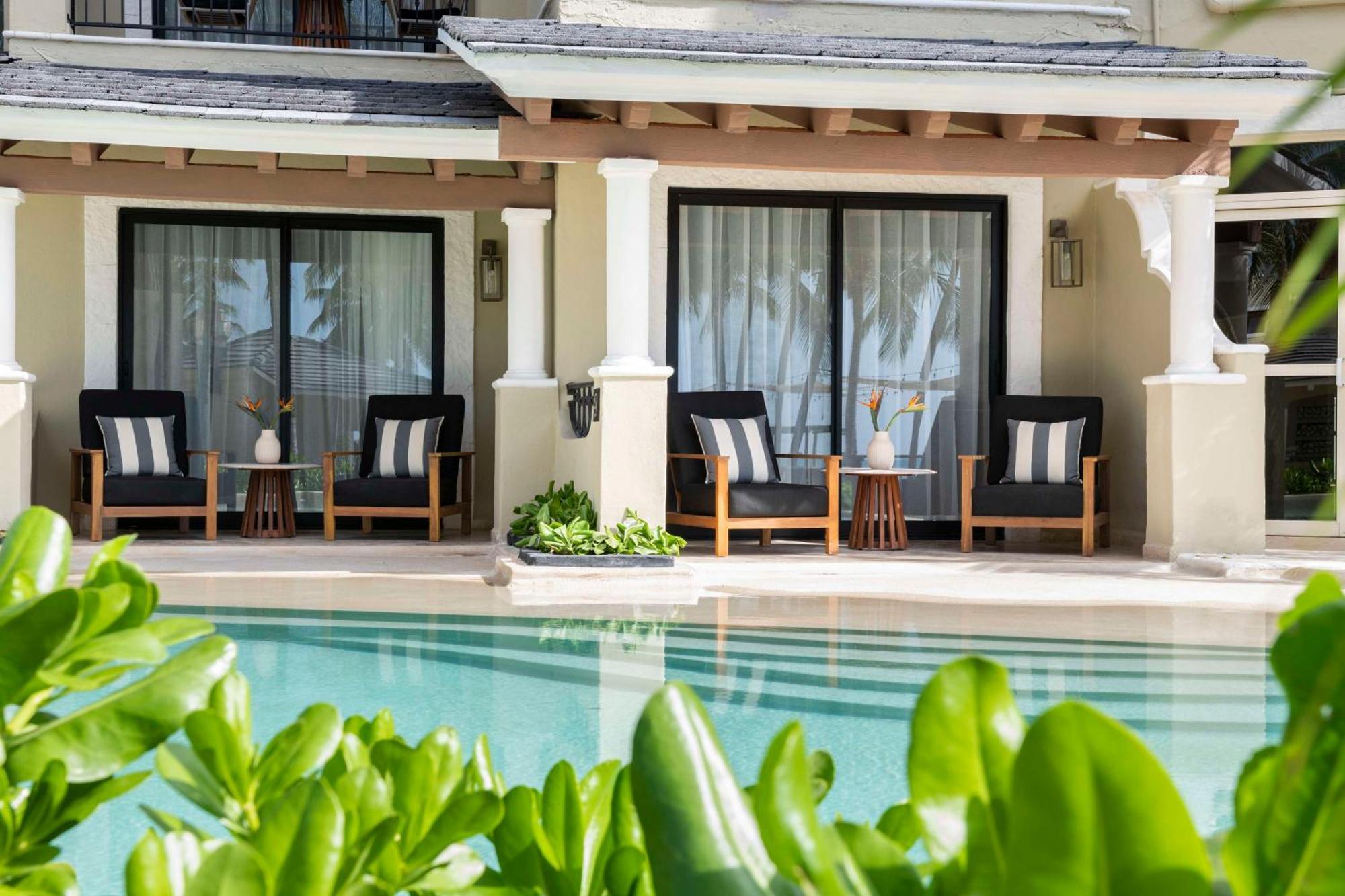 King Junior Suite with Swim-Out and Pool View