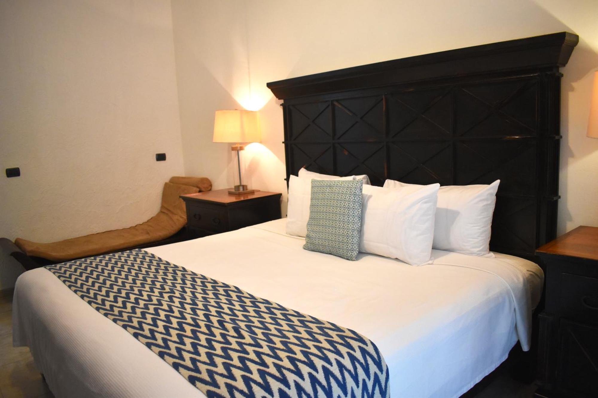 King Room with Pool View,1586826925:JPEG