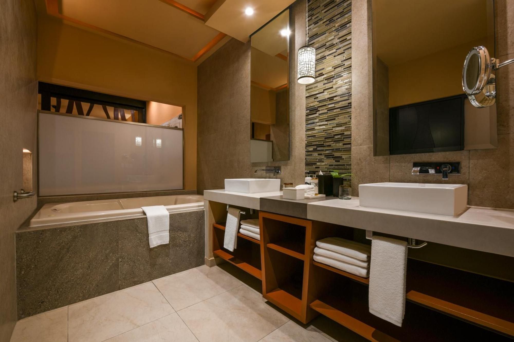 Ocean Front One Bedroom Swim Up Suite