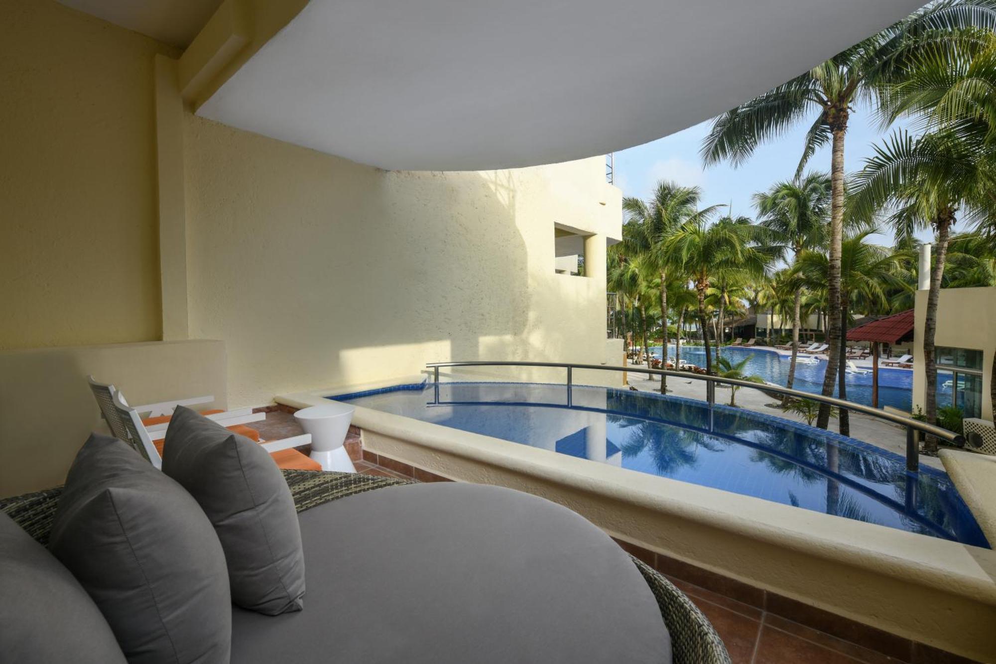 Private pool suite