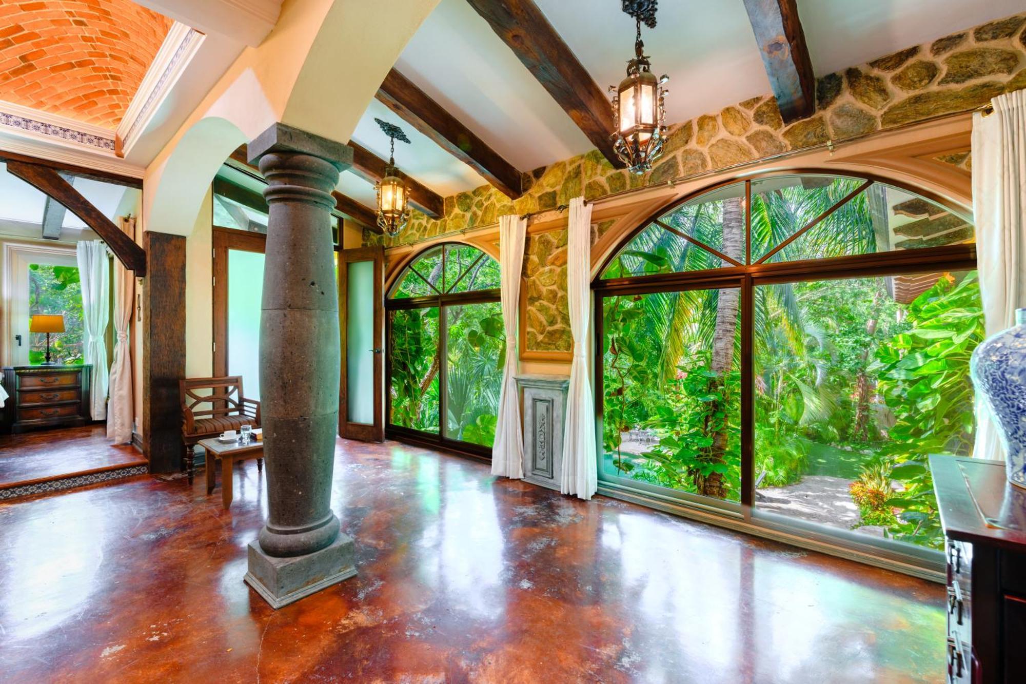 Deluxe King Suite