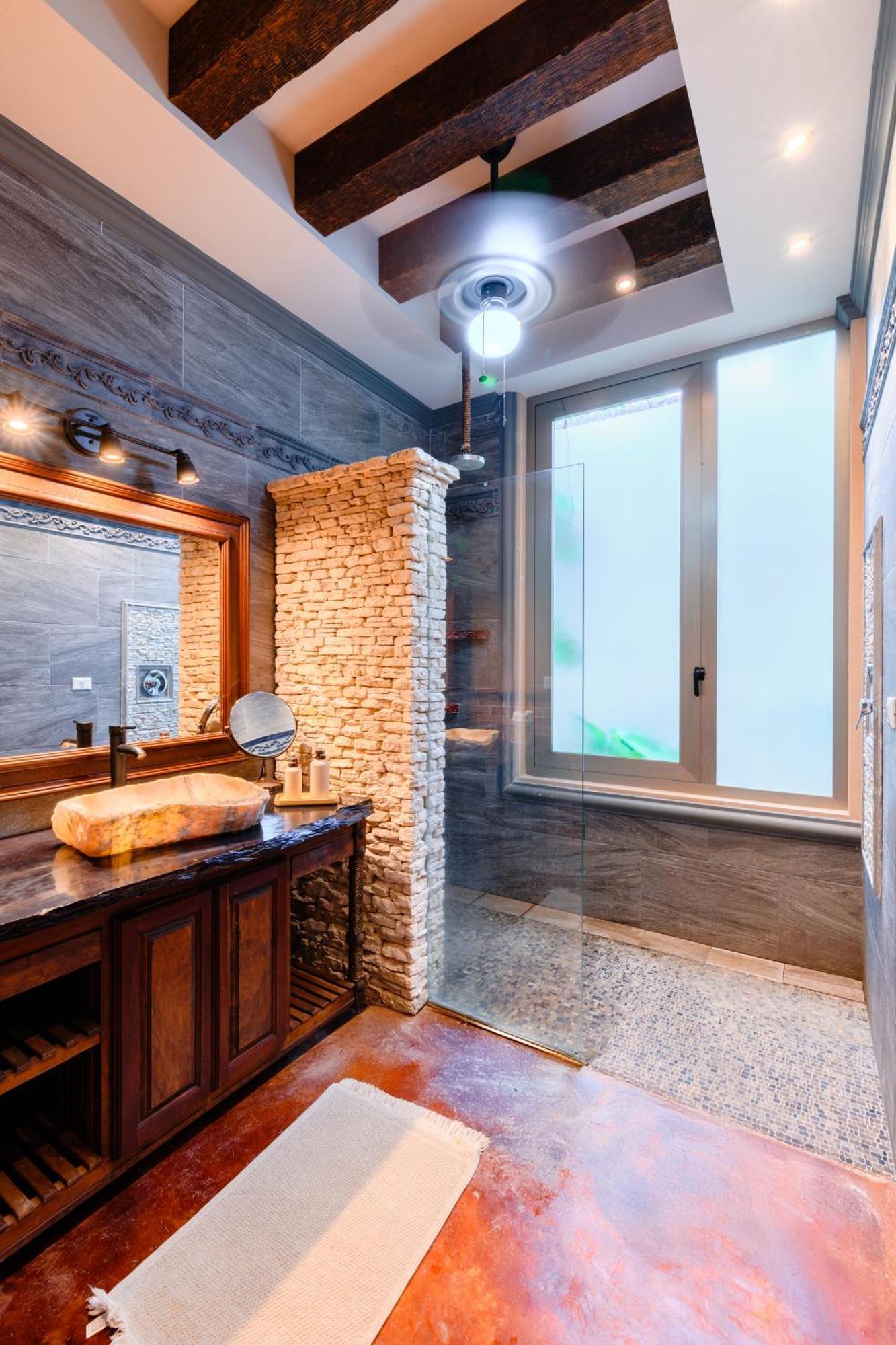 Deluxe King Suite