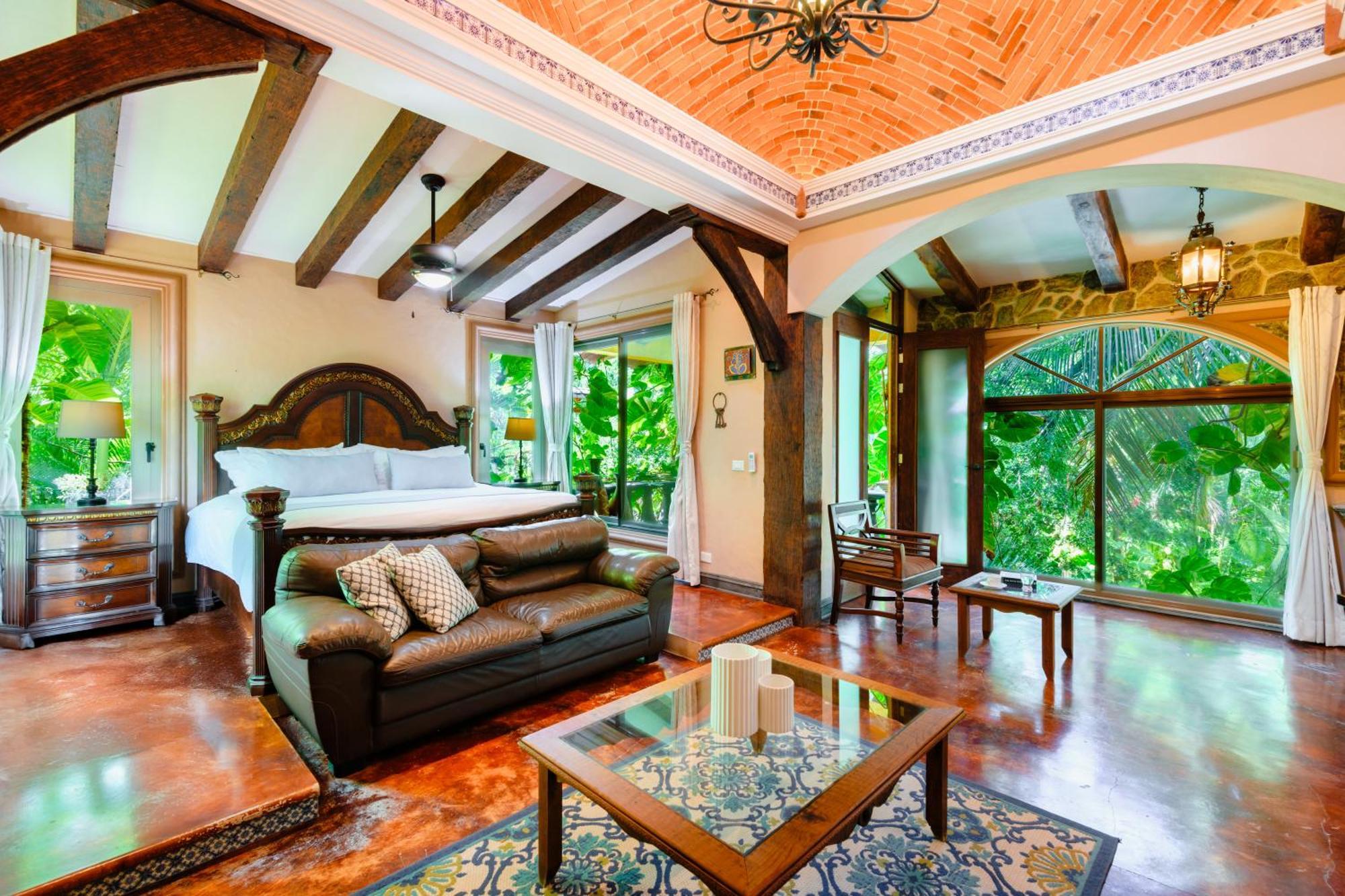 Deluxe King Suite
