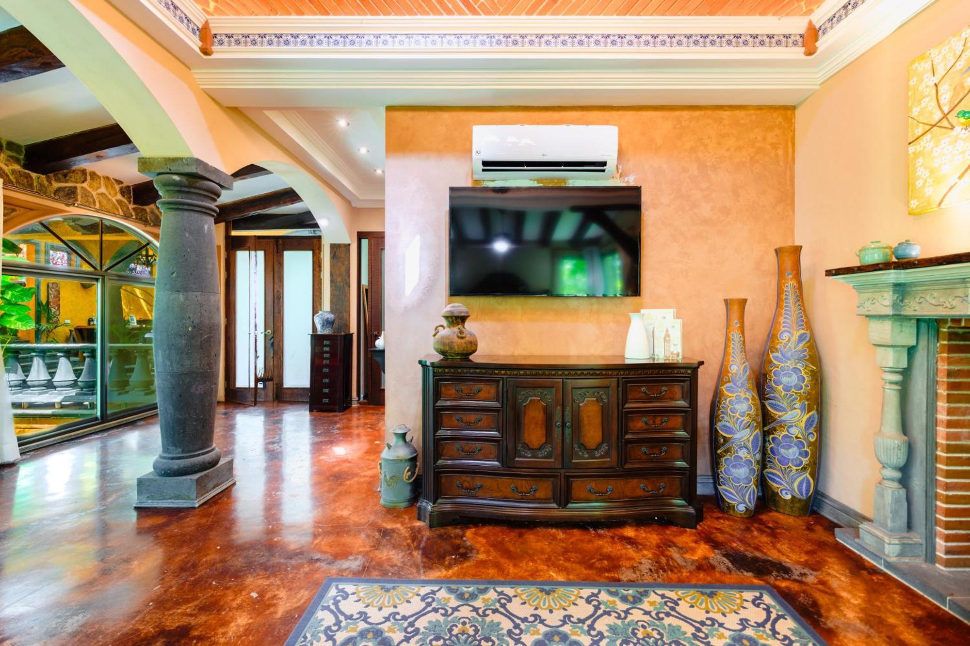 Deluxe King Suite