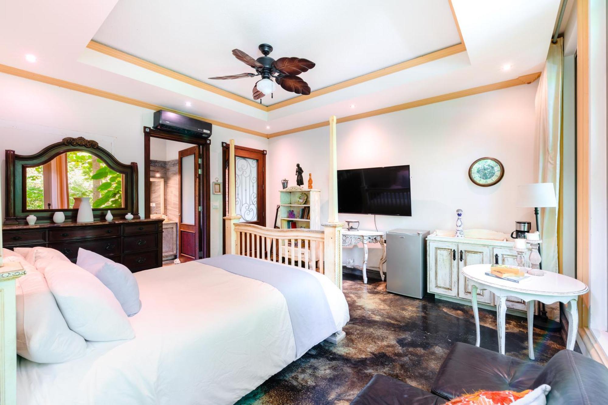 Queen Room Garden View